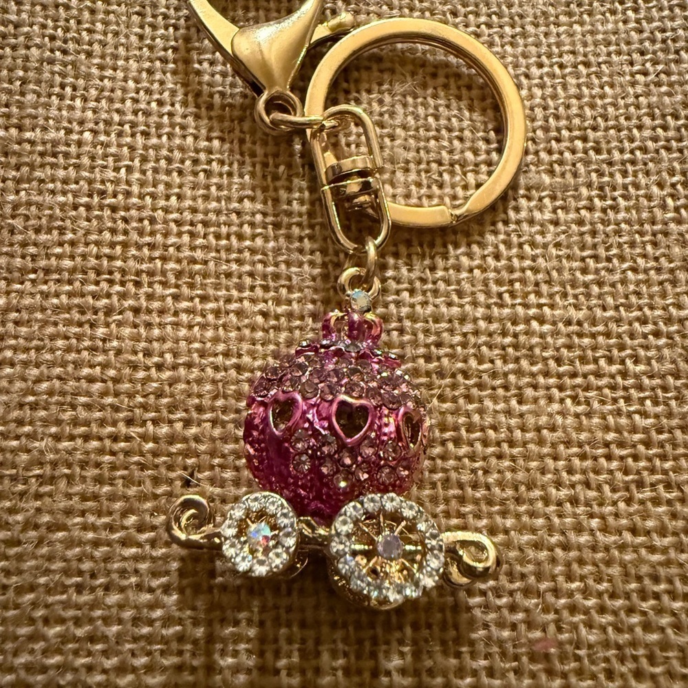Fashion Jewelry Pink and Gold Key Holder - Picture 2 of 3